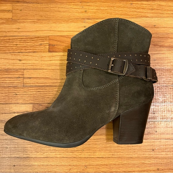 Grey-greenish ankle boots with heels and buckle - Picture 4 of 4